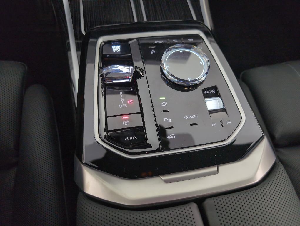 new 2025 BMW 760 car, priced at $137,650