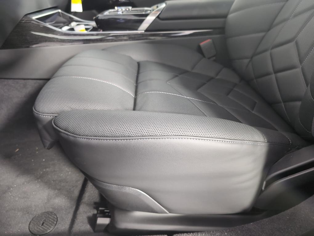 new 2025 BMW 760 car, priced at $137,650