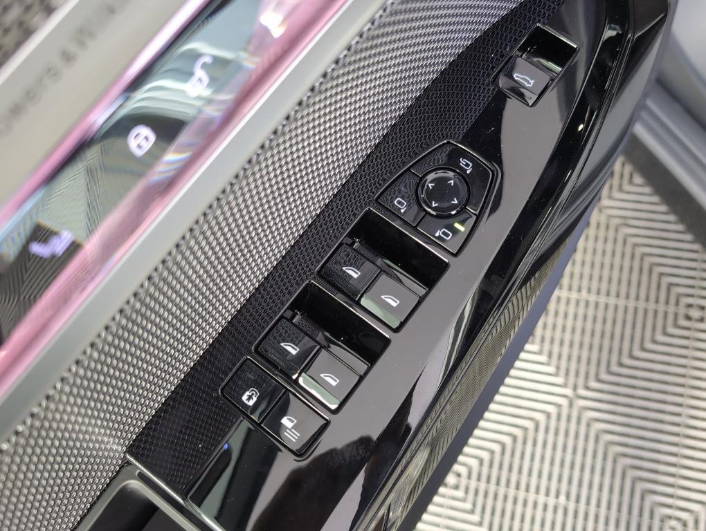 new 2025 BMW 760 car, priced at $137,650
