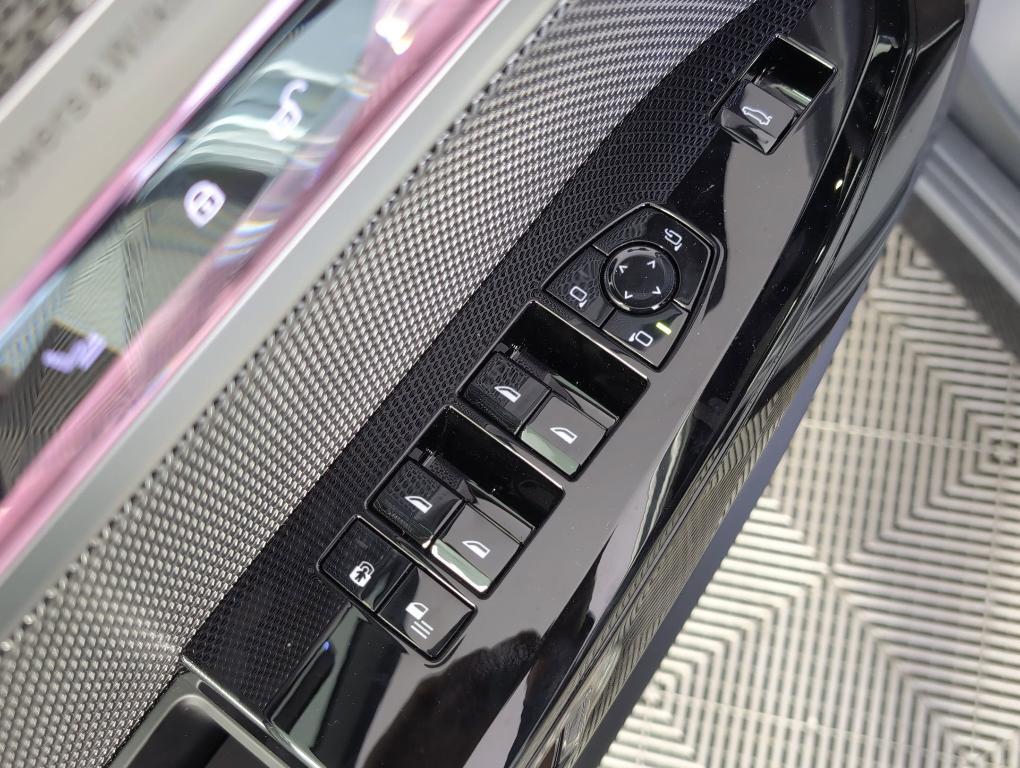 new 2025 BMW 760 car, priced at $137,650