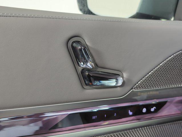 new 2025 BMW 760 car, priced at $137,925
