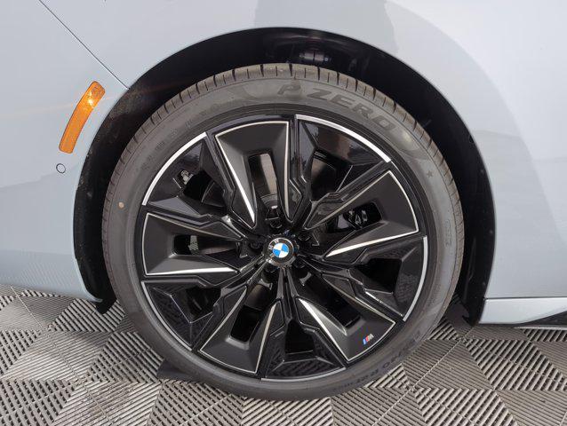 new 2025 BMW 760 car, priced at $137,925