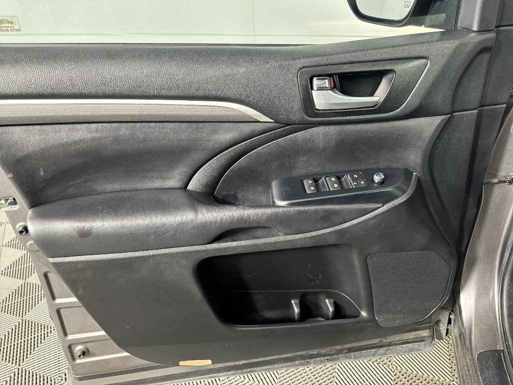 used 2018 Toyota Highlander car, priced at $22,999