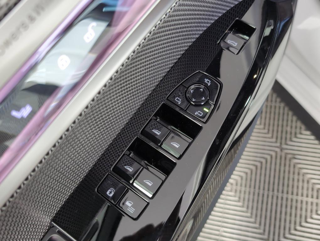 new 2025 BMW 760 car, priced at $132,475