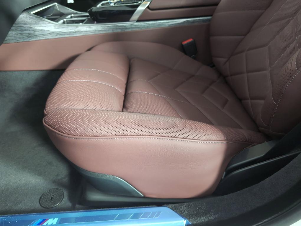 new 2025 BMW 760 car, priced at $132,475