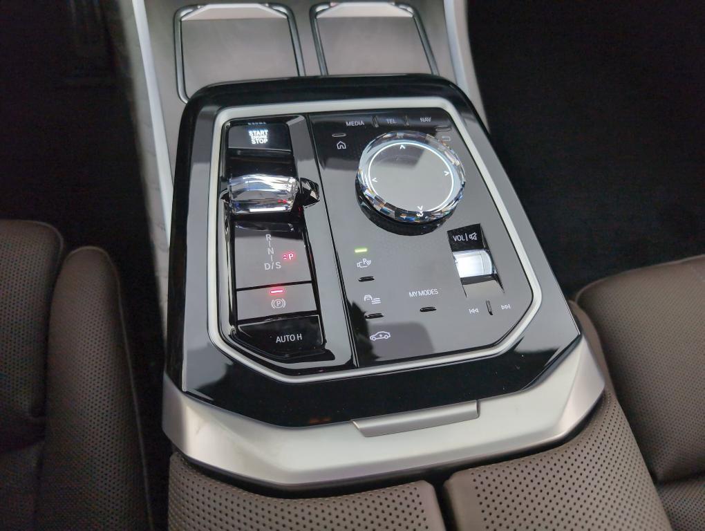 new 2025 BMW 760 car, priced at $132,125