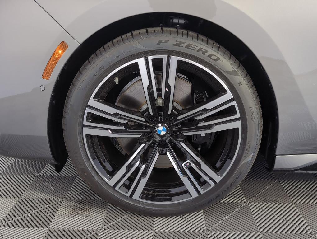 new 2025 BMW 760 car, priced at $132,125
