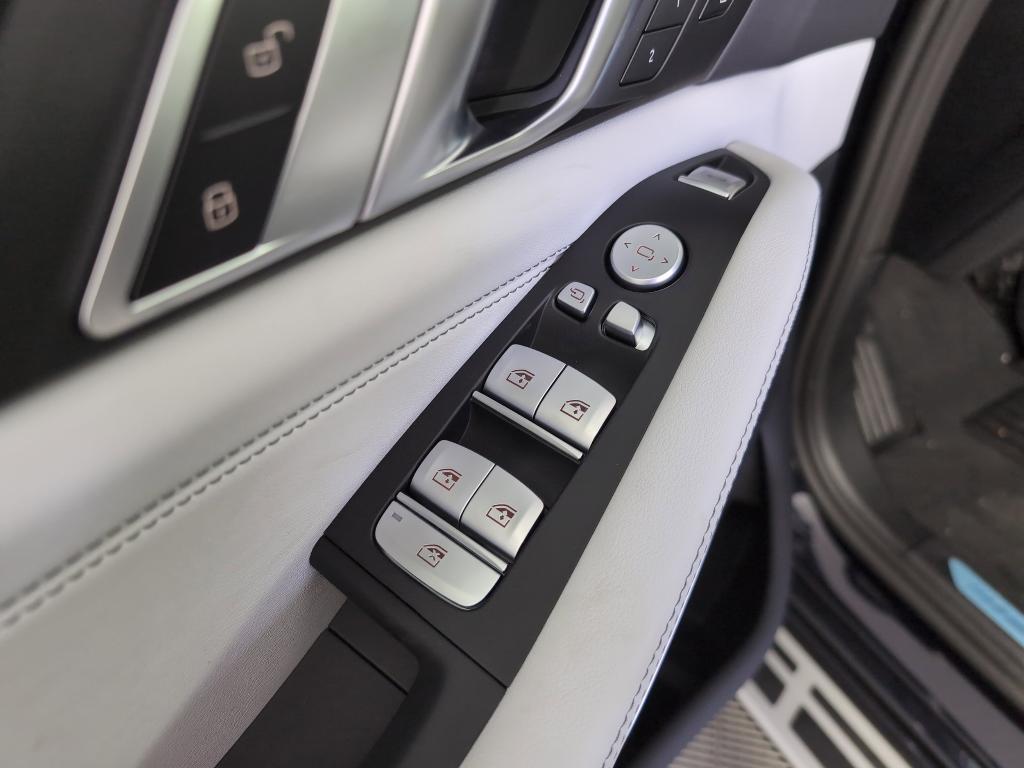 new 2025 BMW X7 car, priced at $95,030