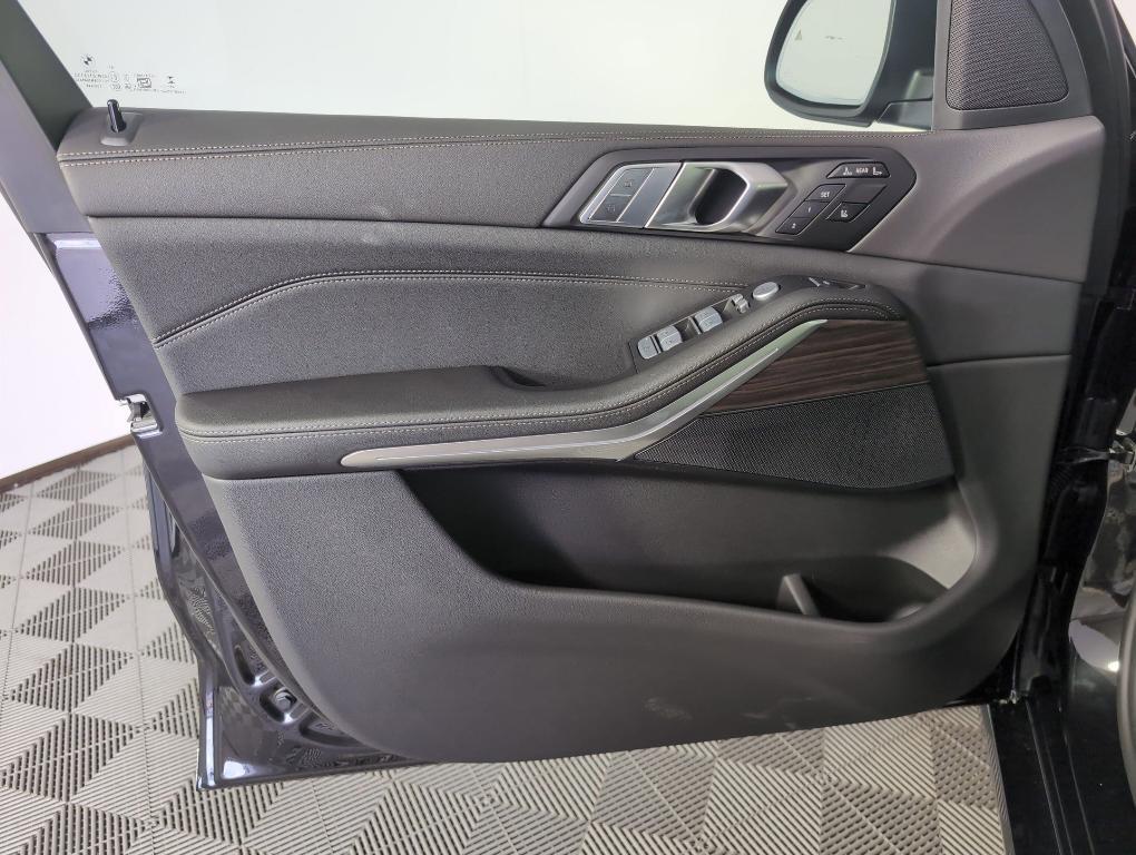 new 2026 BMW X7 car, priced at $91,265