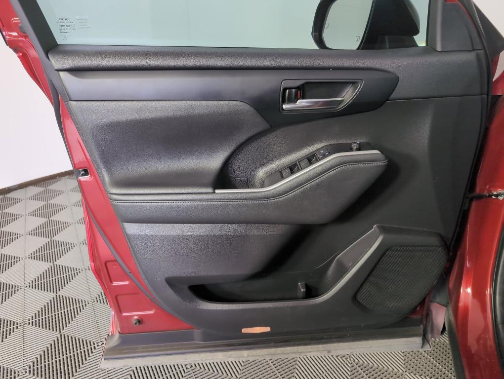 used 2021 Toyota Highlander car, priced at $31,999