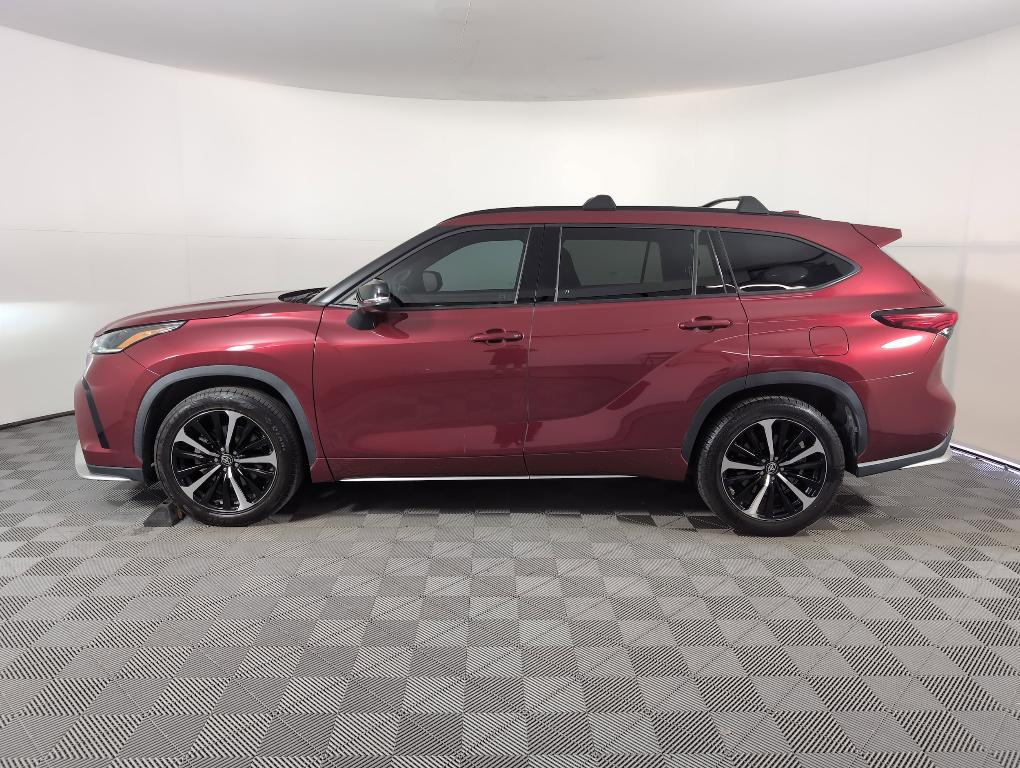used 2021 Toyota Highlander car, priced at $31,999