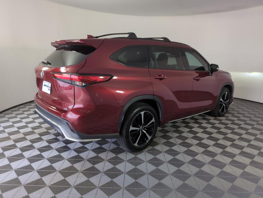 used 2021 Toyota Highlander car, priced at $31,999