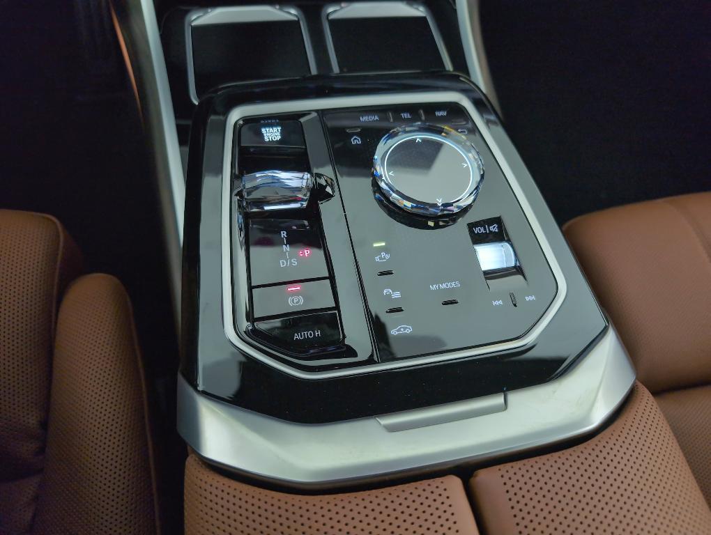 new 2025 BMW 760 car, priced at $132,125