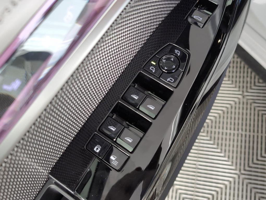 new 2025 BMW 760 car, priced at $132,125