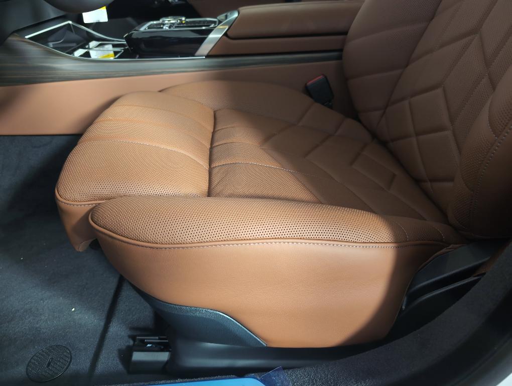 new 2025 BMW 760 car, priced at $132,125