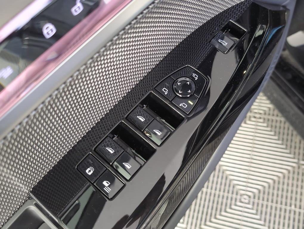 new 2025 BMW 760 car, priced at $132,225
