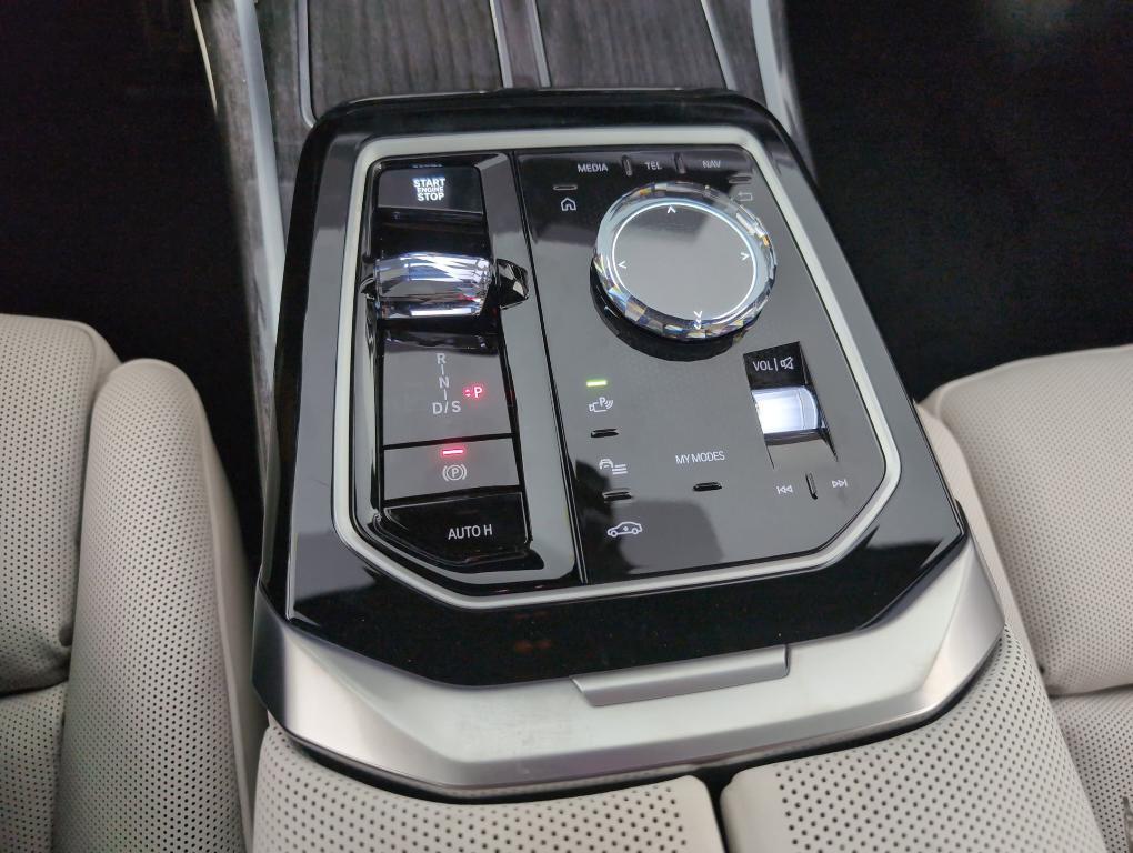 new 2025 BMW 760 car, priced at $132,225