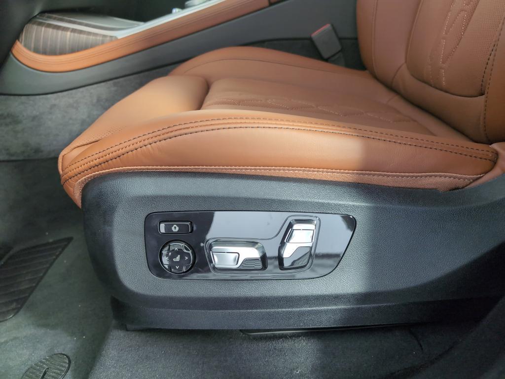 new 2025 BMW X7 car, priced at $98,465