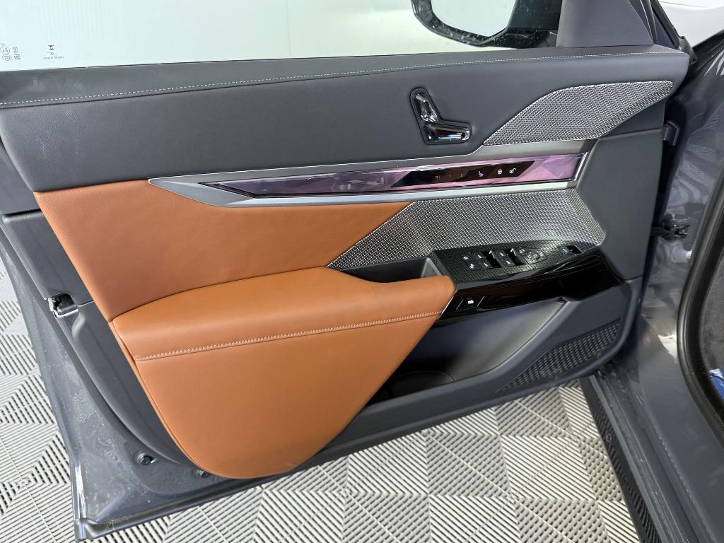 new 2025 BMW 760 car, priced at $134,425