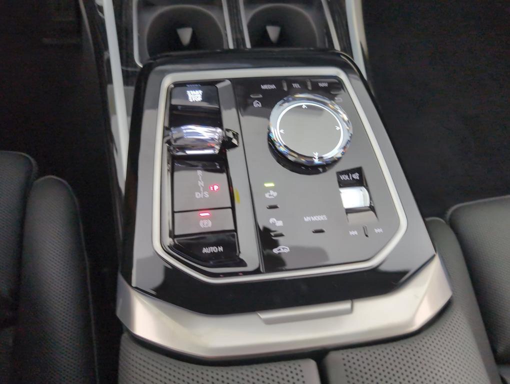 new 2025 BMW 760 car, priced at $132,125