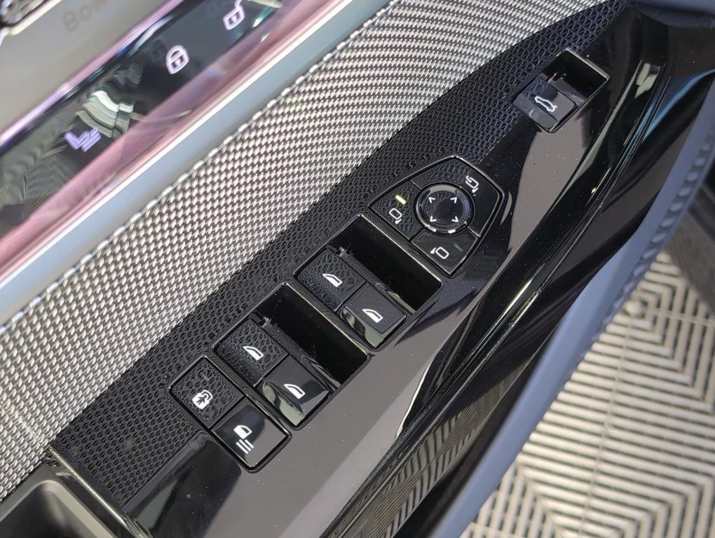 new 2025 BMW 760 car, priced at $132,125