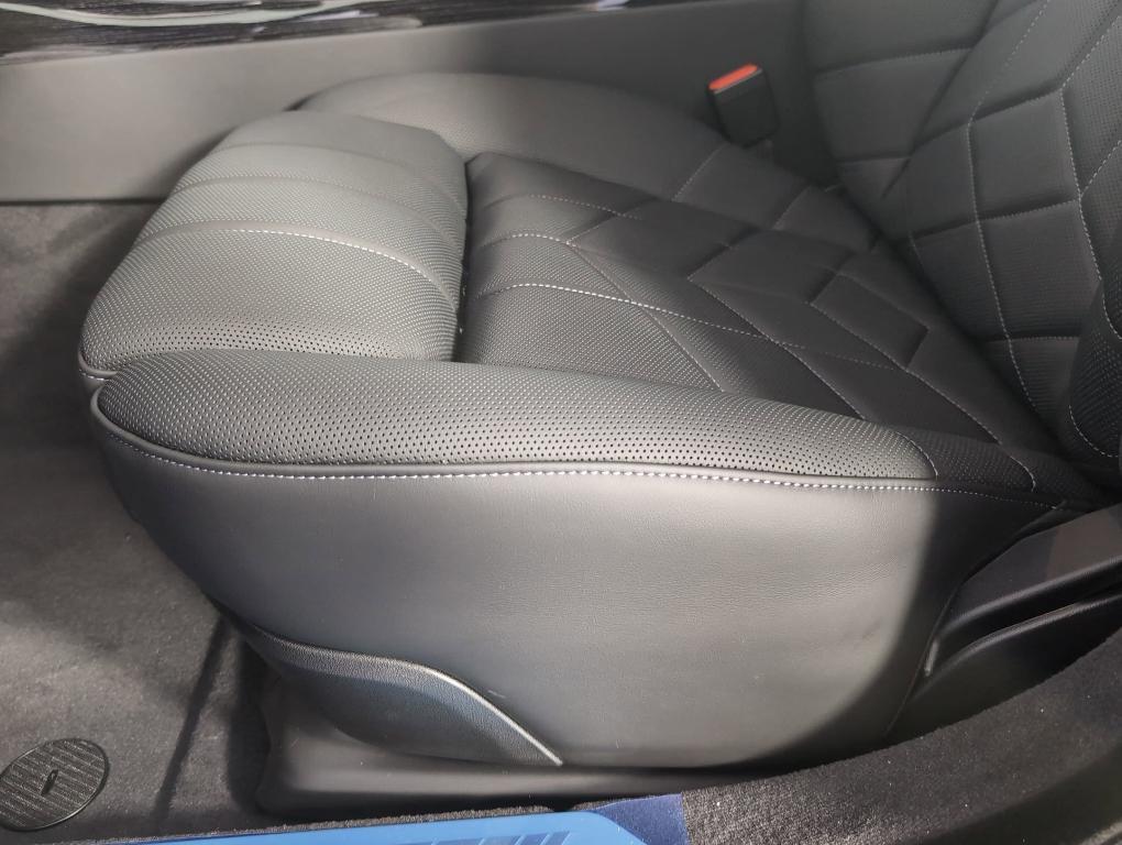 new 2025 BMW 760 car, priced at $132,125