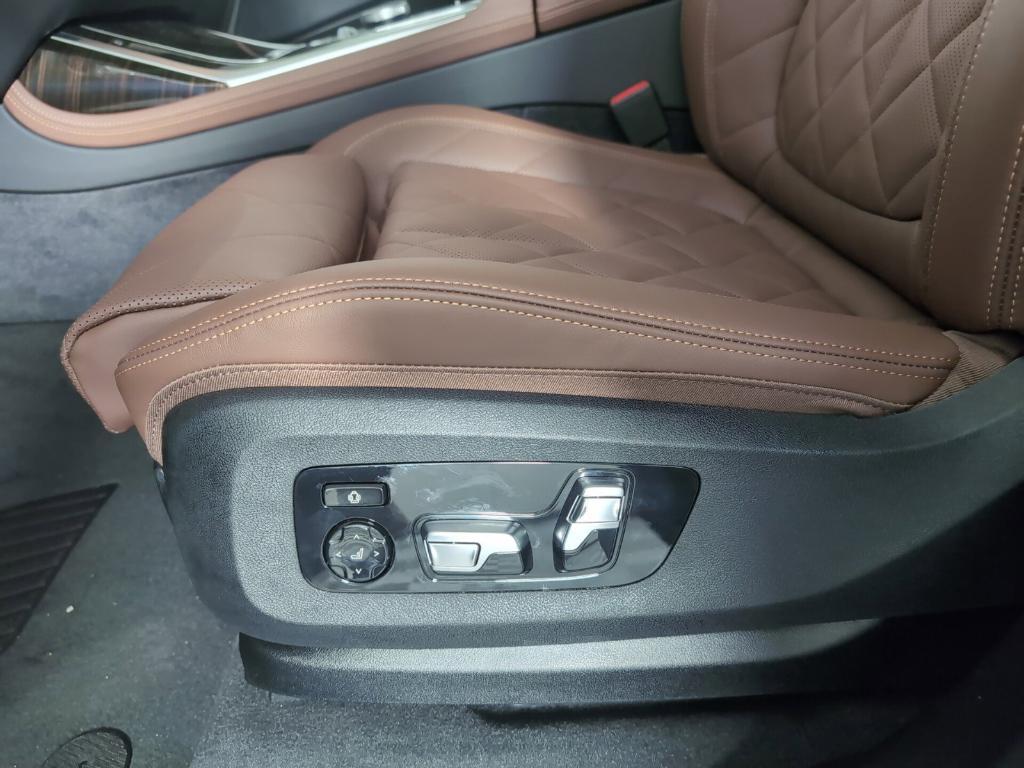 new 2025 BMW X7 car, priced at $89,010