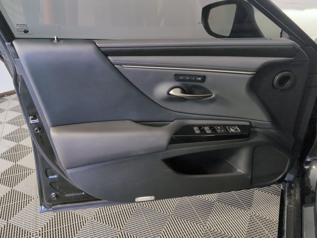 used 2025 Lexus ES 300h car, priced at $39,999
