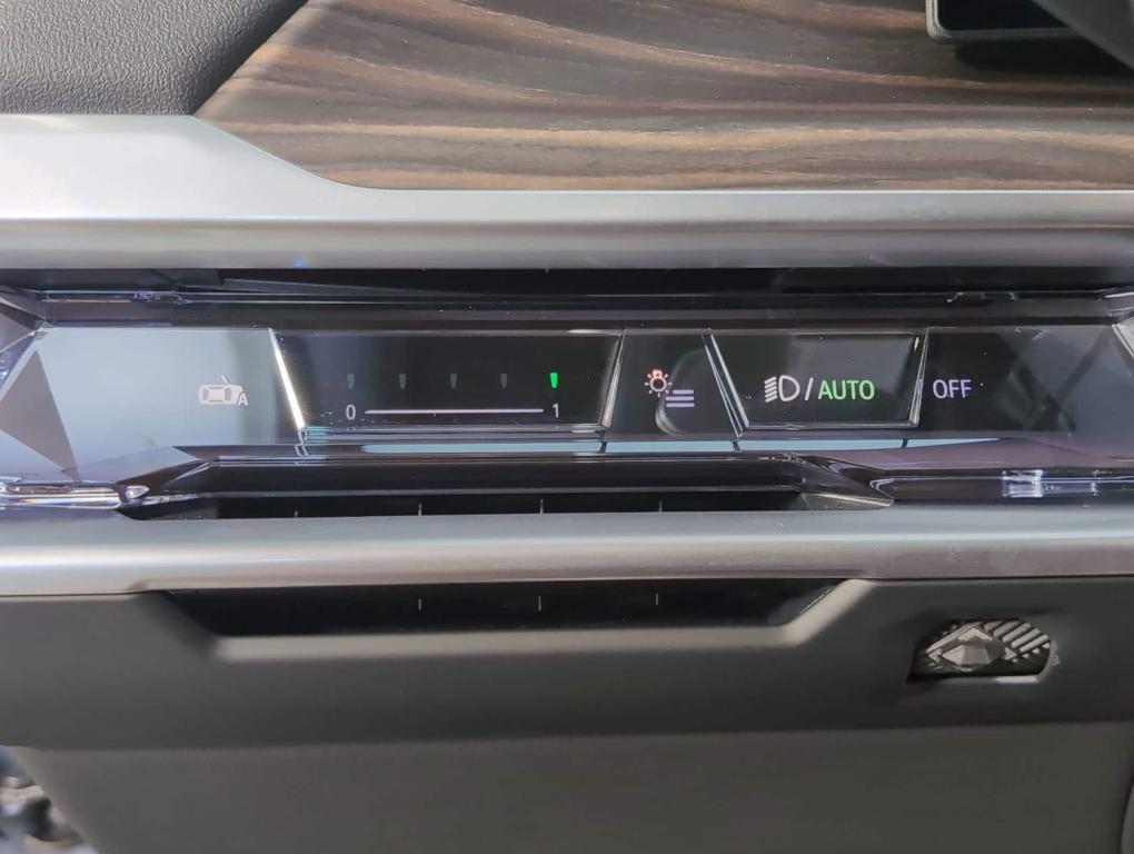used 2023 BMW 760 car, priced at $77,999