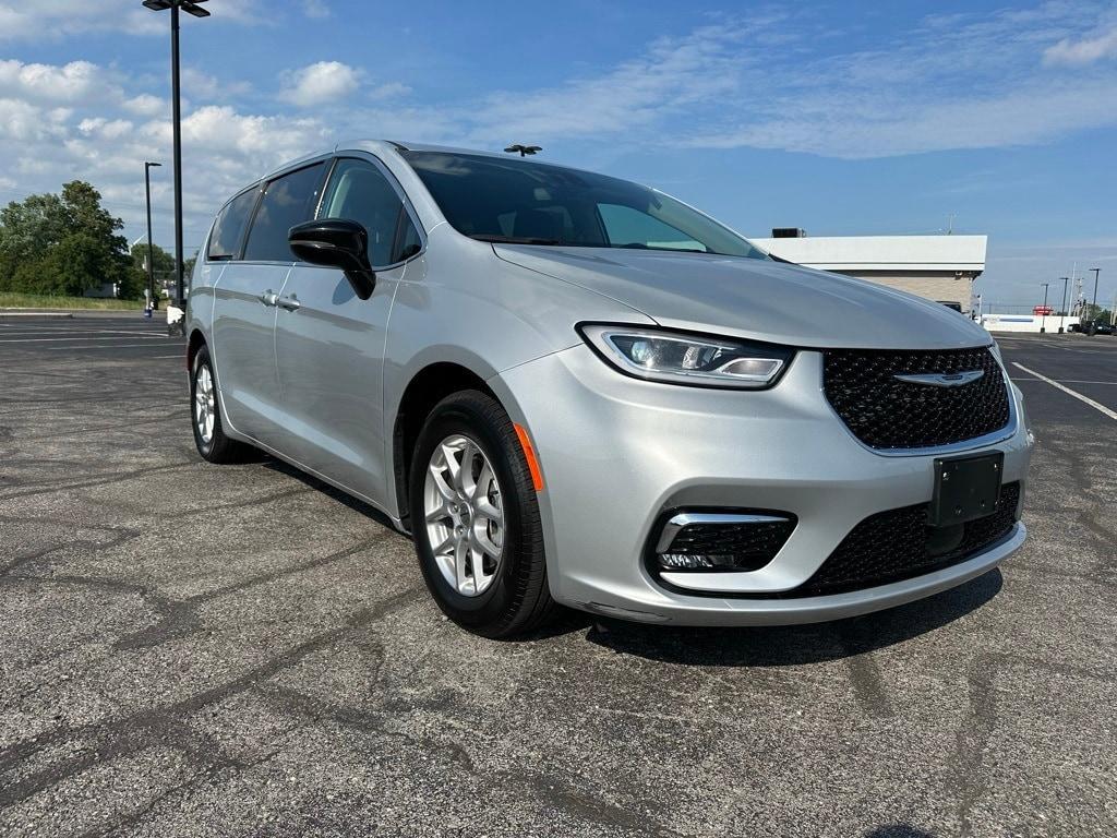 used 2024 Chrysler Pacifica car, priced at $30,981