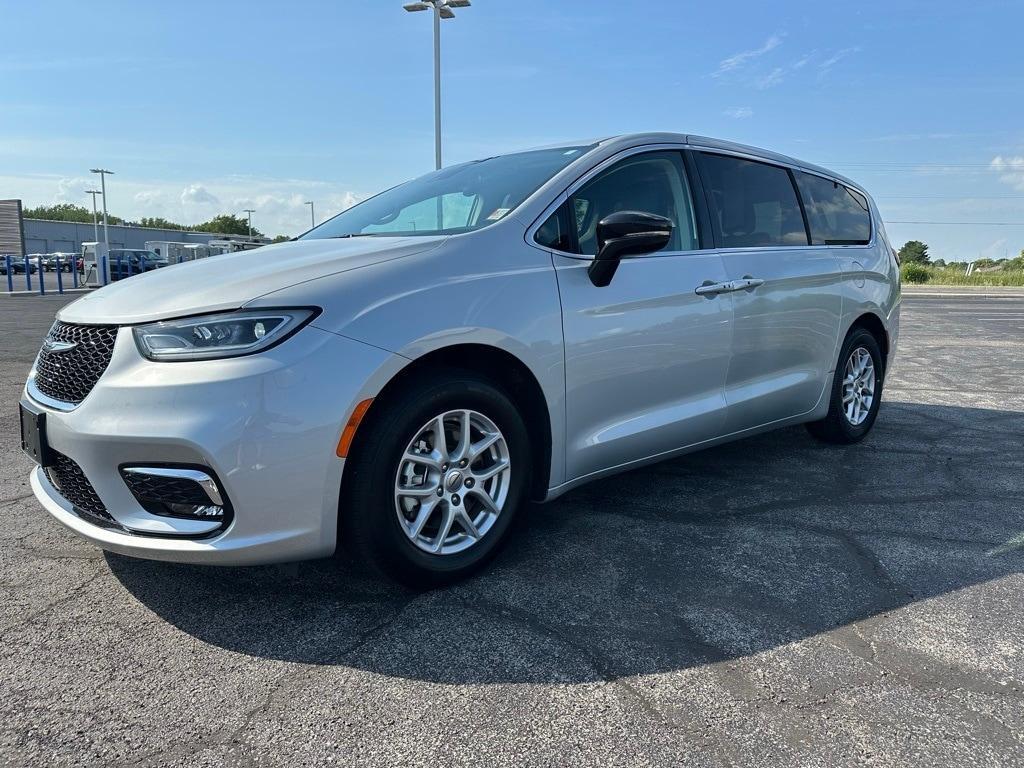 used 2024 Chrysler Pacifica car, priced at $30,981