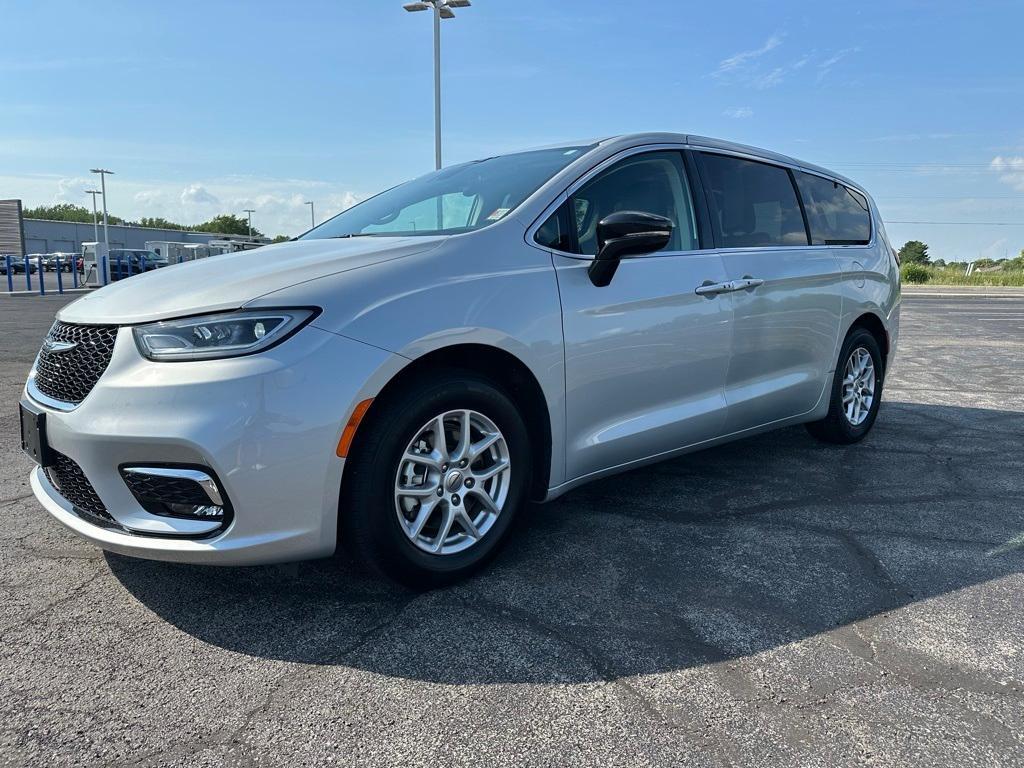 used 2024 Chrysler Pacifica car, priced at $30,981