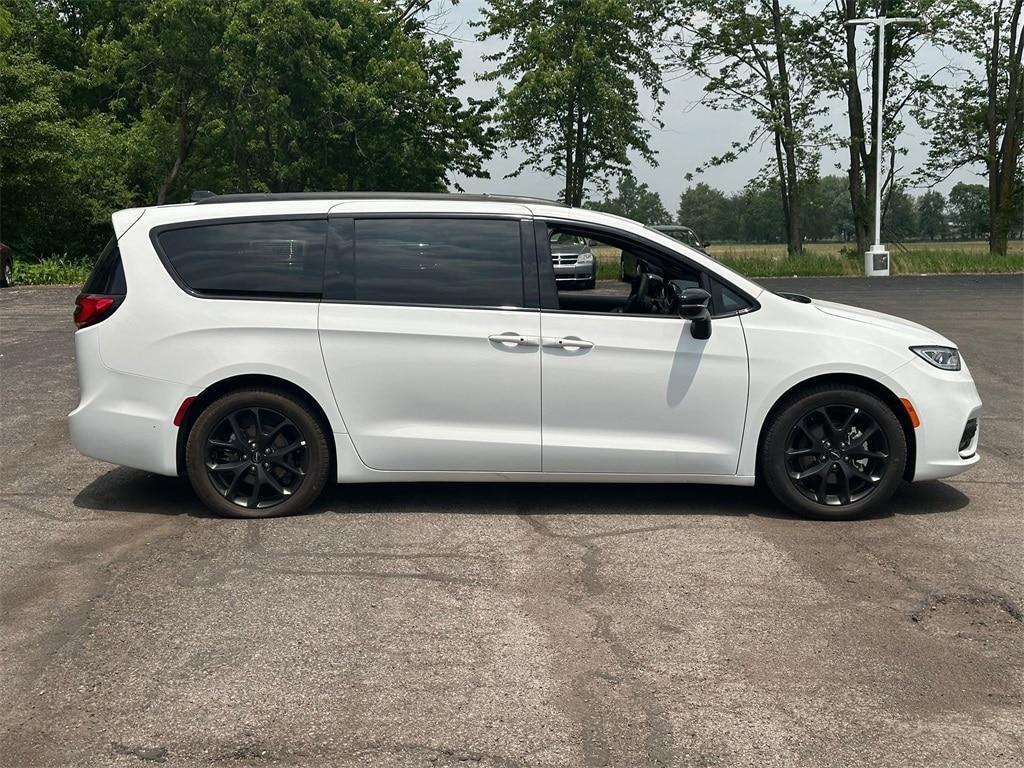 used 2025 Chrysler Pacifica car, priced at $44,802