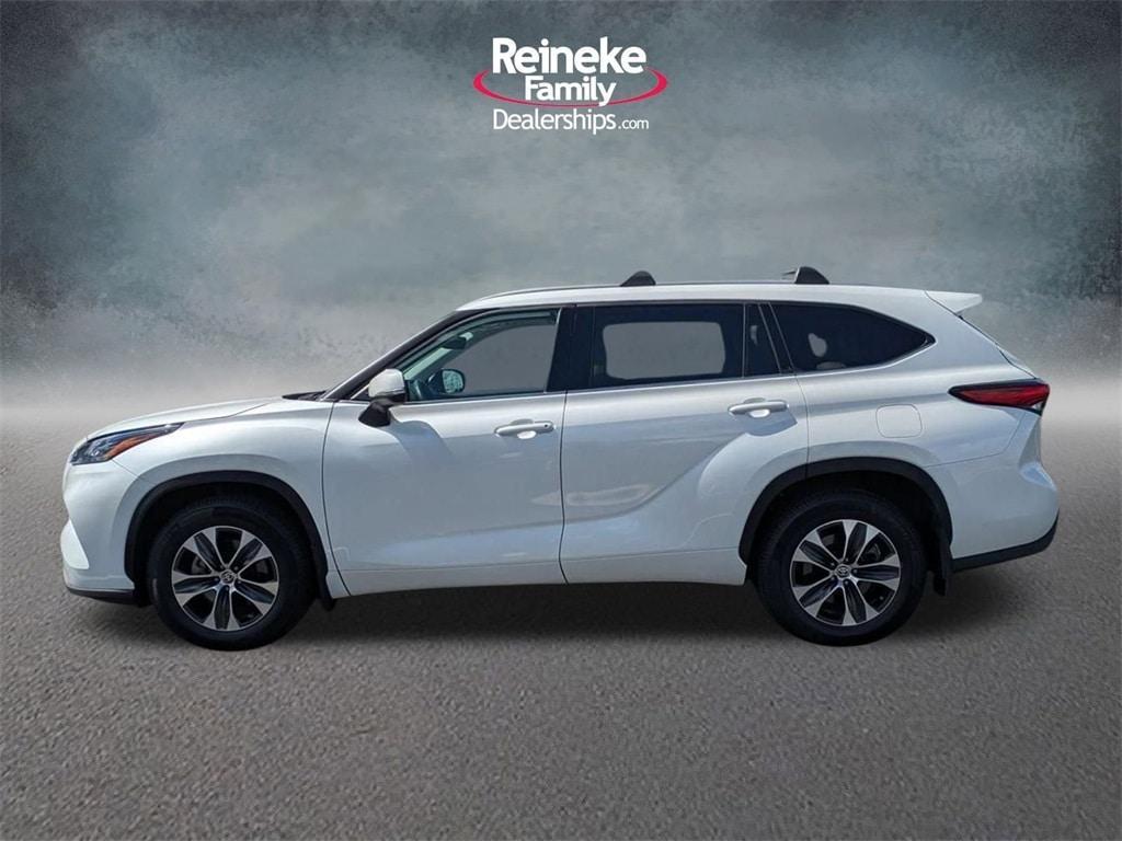 used 2022 Toyota Highlander car, priced at $31,258