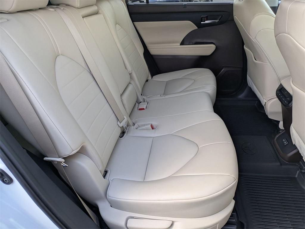 used 2022 Toyota Highlander car, priced at $31,258