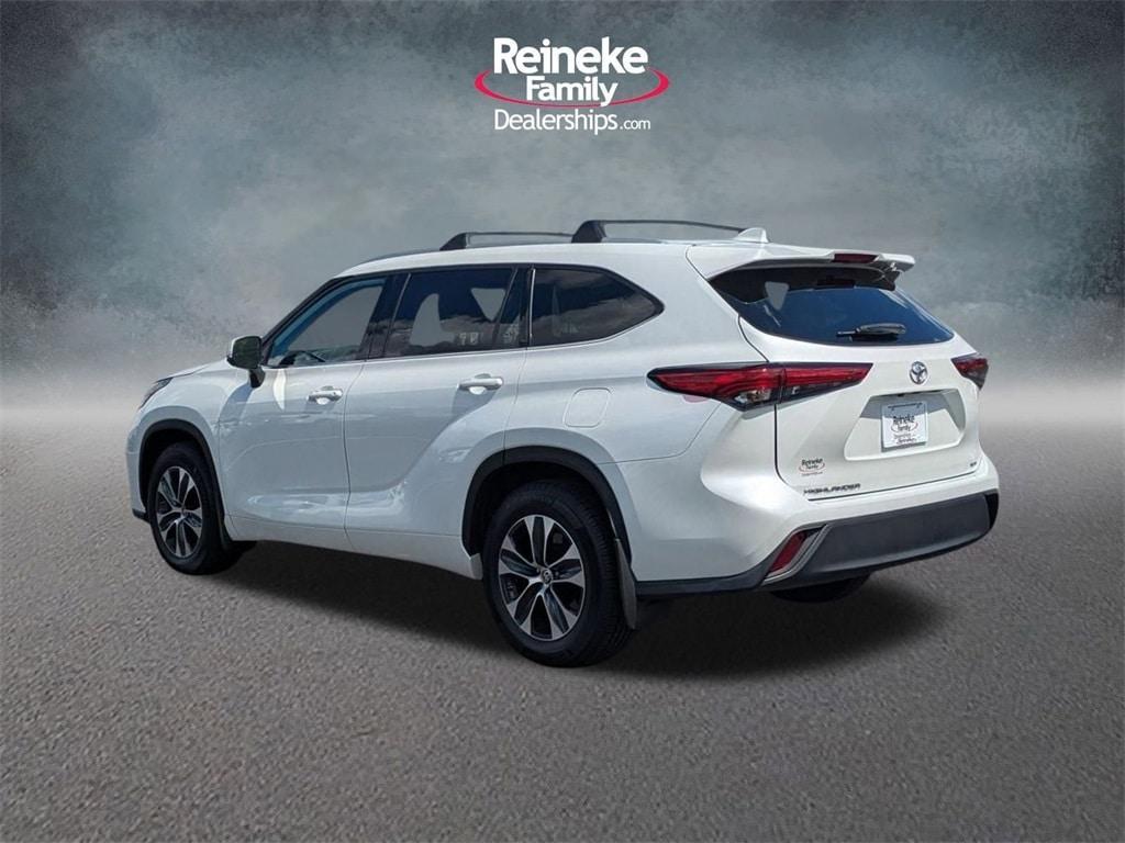 used 2022 Toyota Highlander car, priced at $31,258