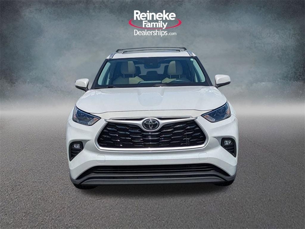 used 2022 Toyota Highlander car, priced at $31,258