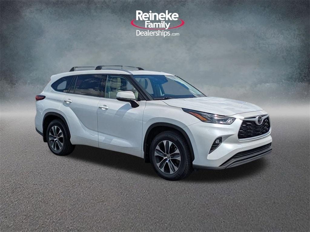 used 2022 Toyota Highlander car, priced at $31,258