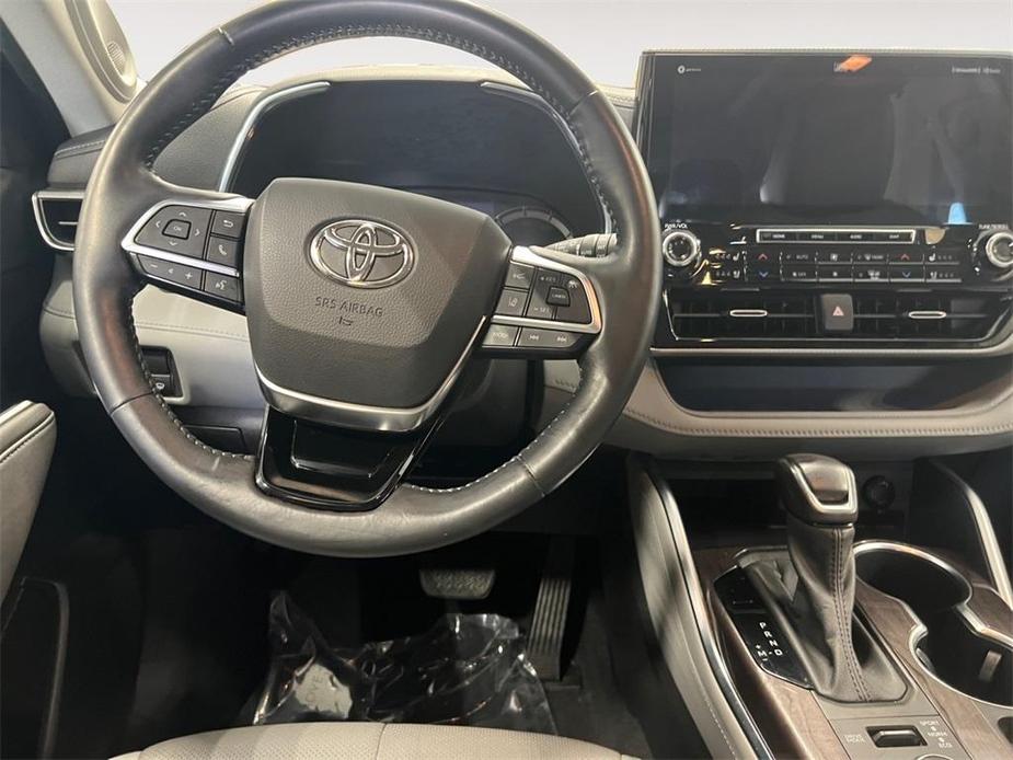 used 2021 Toyota Highlander car, priced at $38,996