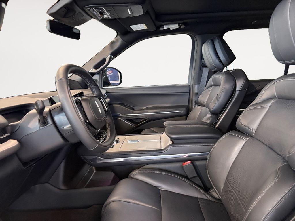 new 2025 Lincoln Navigator car, priced at $109,060