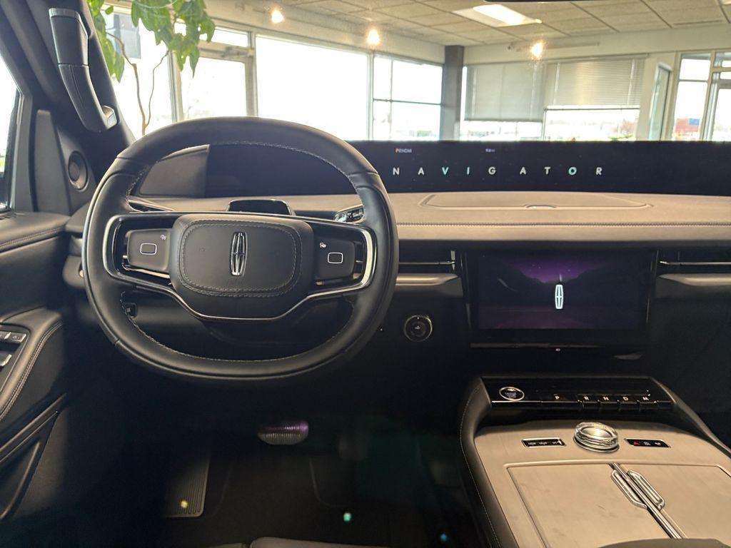 new 2025 Lincoln Navigator car, priced at $109,060