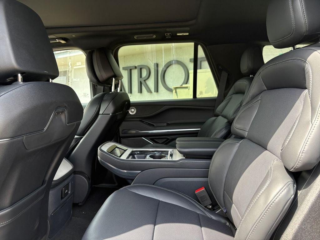 new 2025 Lincoln Navigator car, priced at $109,060