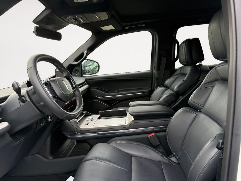 new 2025 Lincoln Navigator car, priced at $109,060