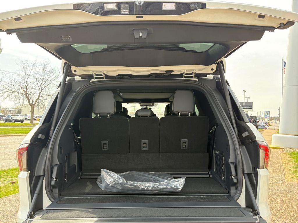 new 2025 Lincoln Navigator car, priced at $109,060
