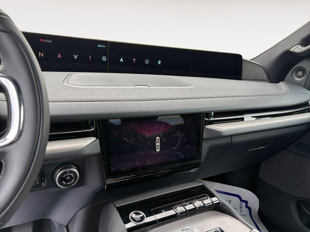 new 2025 Lincoln Navigator car, priced at $109,060