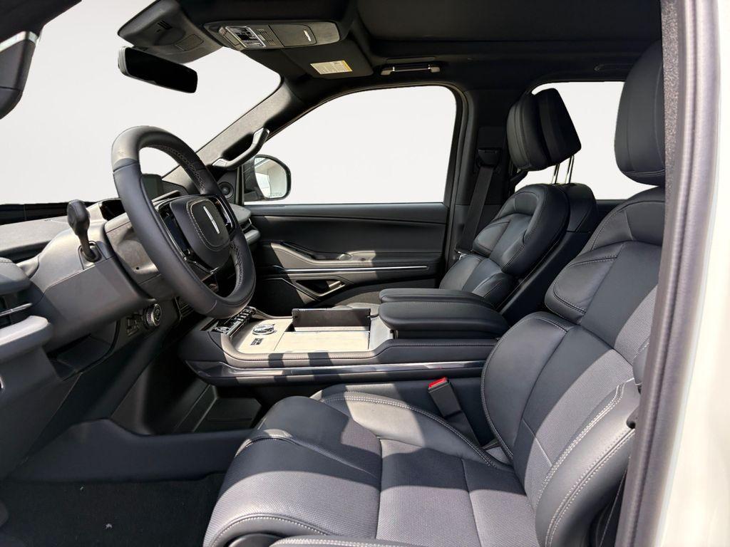 new 2025 Lincoln Navigator car, priced at $109,060