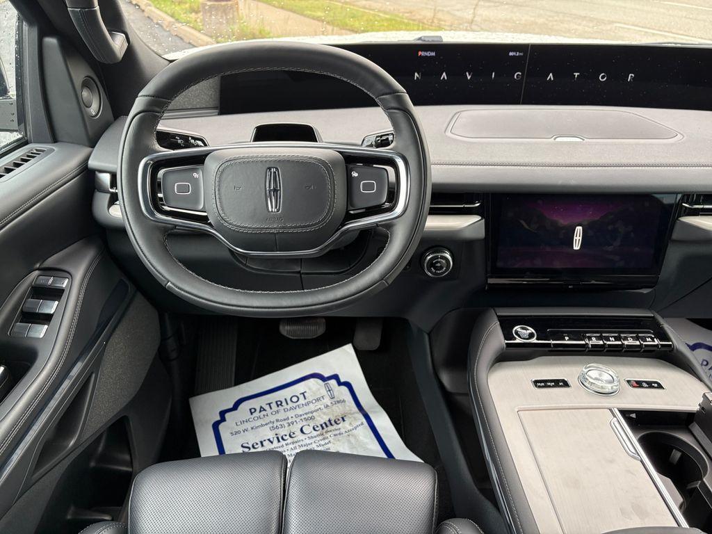 new 2025 Lincoln Navigator car, priced at $109,060
