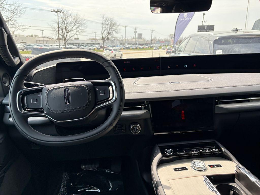 new 2025 Lincoln Navigator car, priced at $109,060