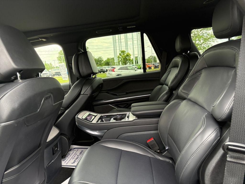 new 2025 Lincoln Navigator car, priced at $109,060