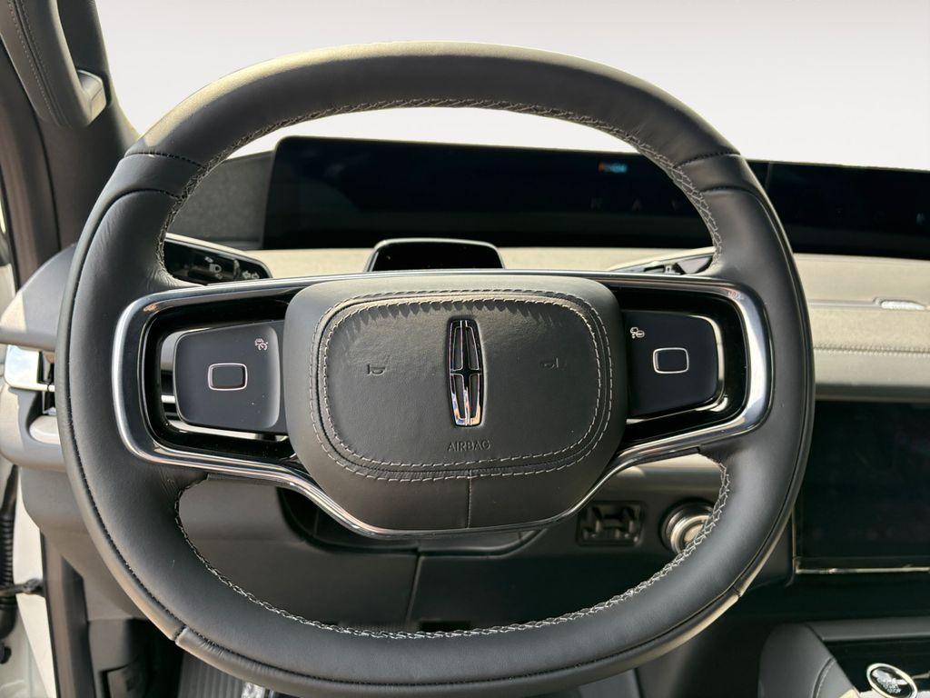 new 2025 Lincoln Navigator car, priced at $109,060